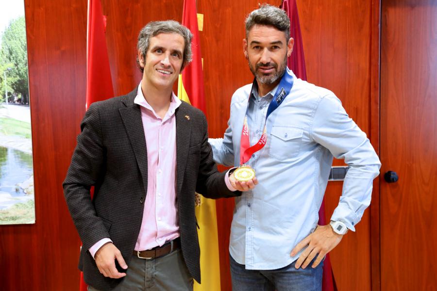  Recepción del Alcalde al Bombero David Martínez Maseda -Imagen del alcalde Aitor Retolaza posando junto a David Martínez Maseda que lleva la medalla de oro en boxeo amateur en los Juegos Mundiales de Policías y Bomberos.