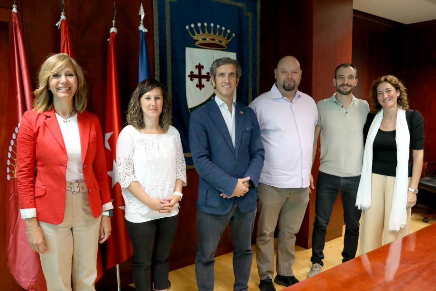 Firmantes posan tras la firma
