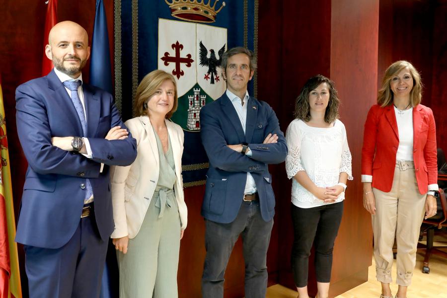 Firmantes posan tras la firma