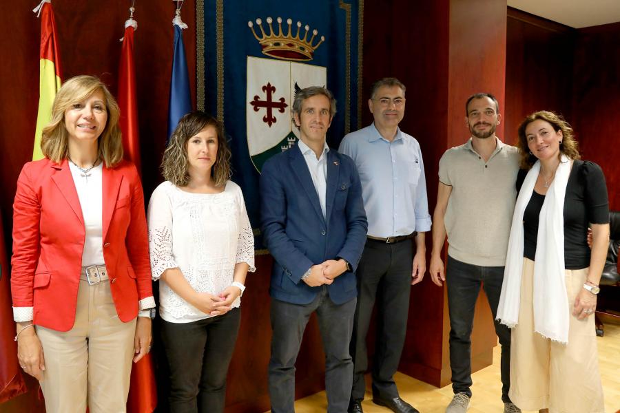 Firmantes posan tras la firma