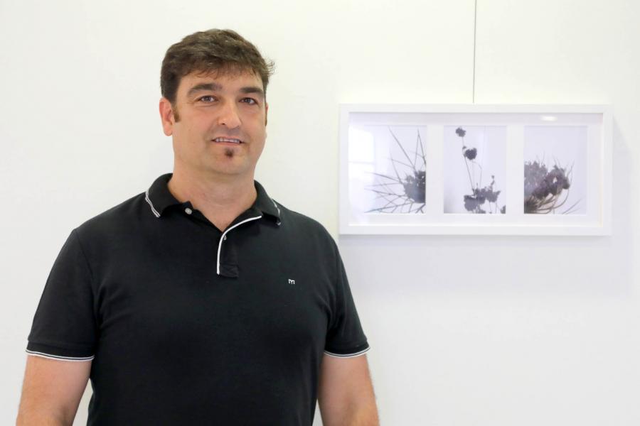 Inauguración Exposición de Raúl López de las Heras "Efímero" - Imagen de Raúl López de las Heras posando junto a su obra. 