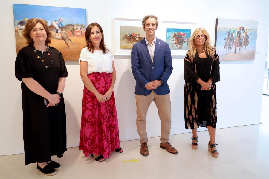 Inauguración Exposición Paisajes de Pilar Quirós en el CC Anabel Segura - Imagen de las autoridades municipales con la autora.