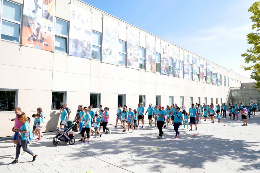  II Caminata por el Autismo -   Imagen de los participantes en la marcha, en el momento de la salida en la CD Valdelasfuentes.    