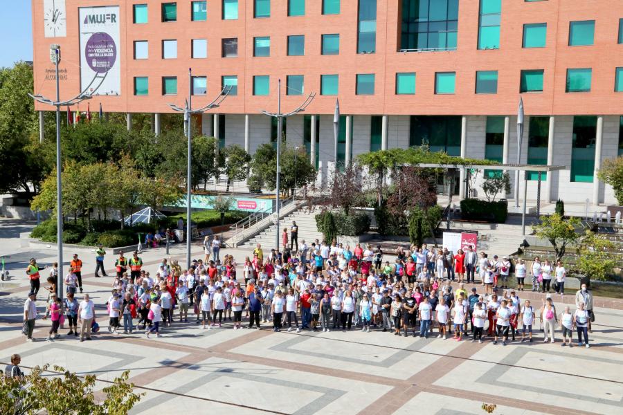 Marcha de Mayores 2022 - Cenital de todo el grupo. 