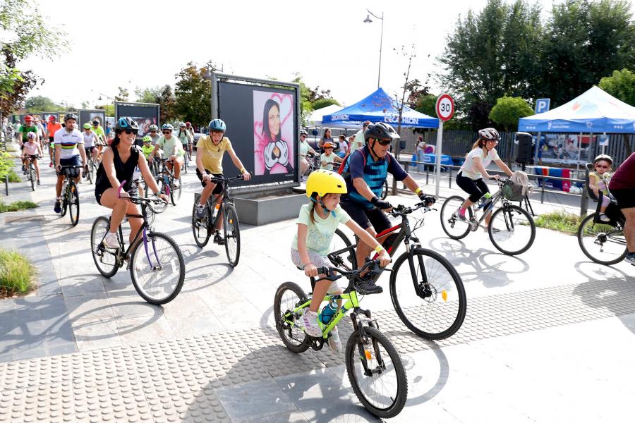 Fiesta de la Movilidad en el Bulevar Salvador Allende - Grupo numeroso de participantes en bicicleta.