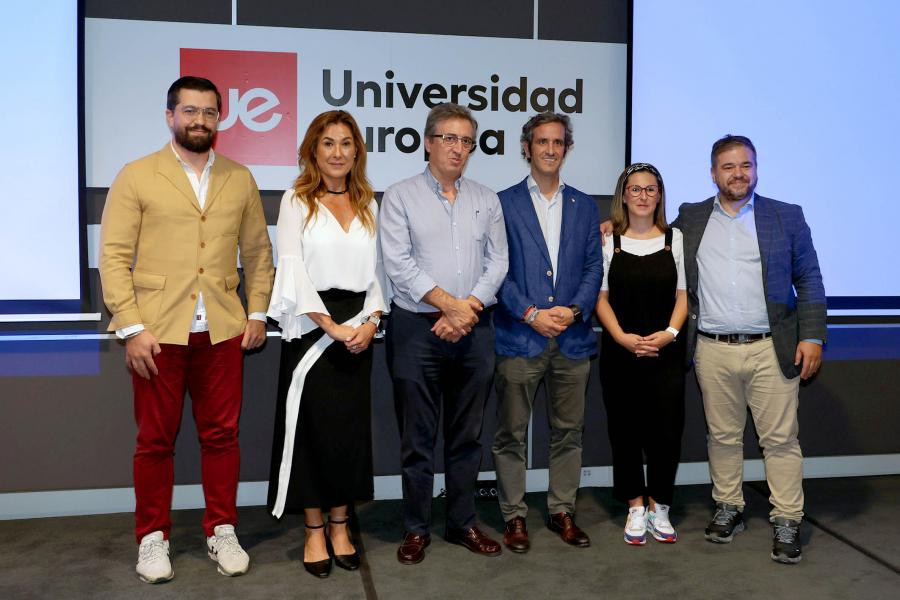Representantes del ayuntamiento y de la franquicia deportiva Alcobendas Cavaliers y Oak Knights