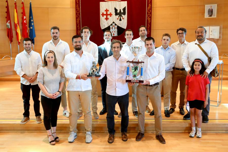  Recepción Royal Oaks Cavaliers - Posado del equipo con el alcalde Aitor Retolaza.