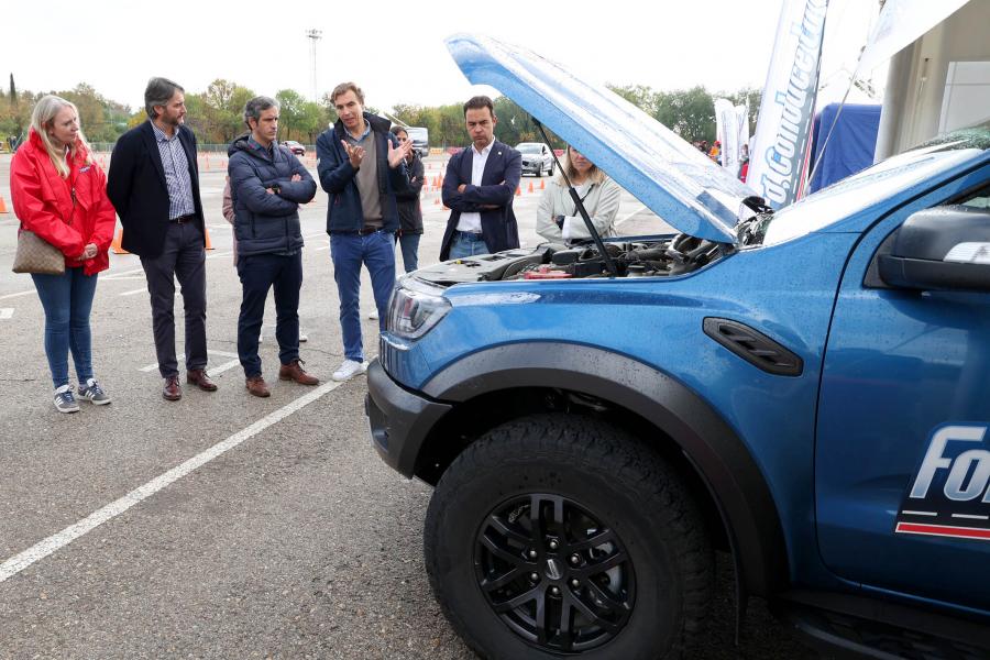 Curso Conduce un Ford_25/10/2022 - Responsables de Ford con el alcalde Retolaza.