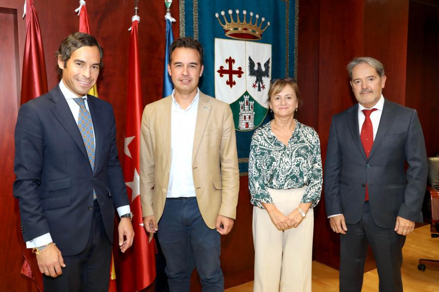 Firmantes posan tras la firma