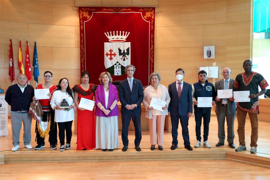 Entrega Diplomas Festival Intercultural Día de la Hispanidad - Posado de los diplomados con el alcalde Retolaza y la concejal Tamayo.
