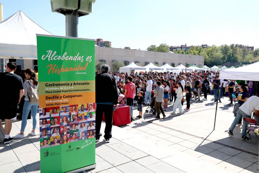 Festival Intercultural Mercado Gastronómico y Artesanía Día de la Hispanidad -  Panorámica del festival.  El cartel y los asistentes.