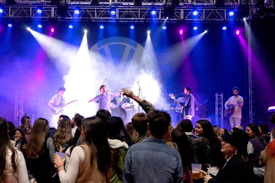 Forever Young Festival - Imagen de los jóvenes divirtiéndose.