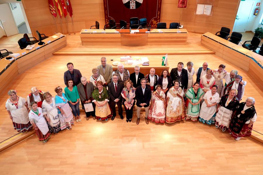  Fiesta de la Fuensanta de la Casa Regional de Murcia - Imagen cenital del alcalde Aitor Retolaza con los representantes de la casa de Murcia en el salón de Plenos del Ayuntamiento.