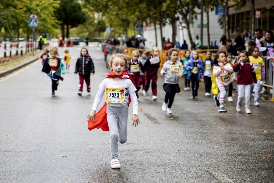 Milla Escolar 2022 - Primer plano de los niños corriendo.