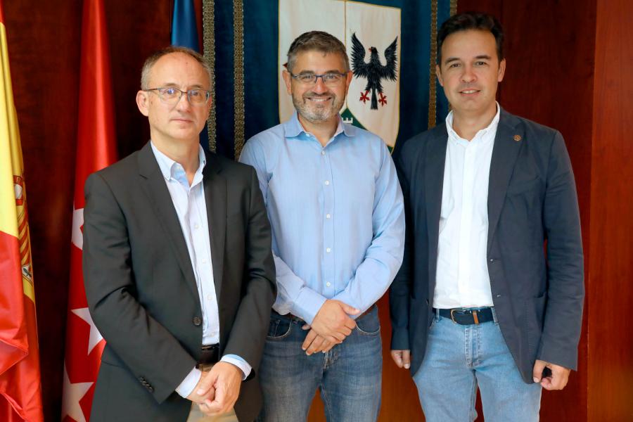 Firmantes posan tras la firma