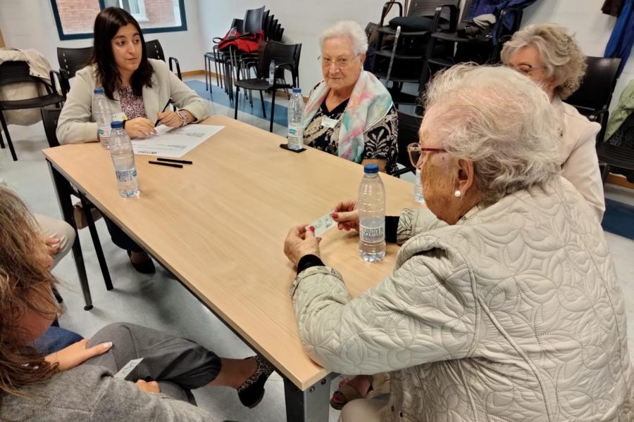 Foro Comercio Amigable con Mayores - Imagen persona mayores que participan en encuentro y cocreación ciudadana entre los comercios locales de Alcobendas y los mayores de la ciudad.
