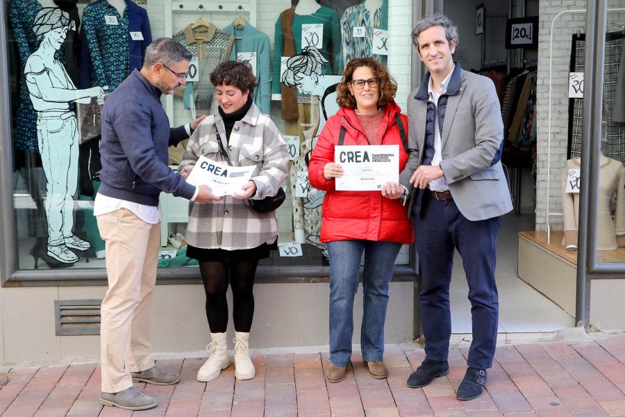 Delegación municipal hace entrega de diplomas a galardonadas