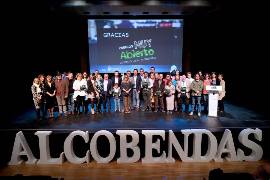 Galardonados posando con autoridades