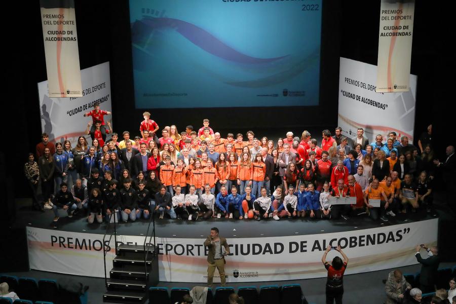 Gala del Deporte 2022 - Posado de todos los galardonados en el escenario.