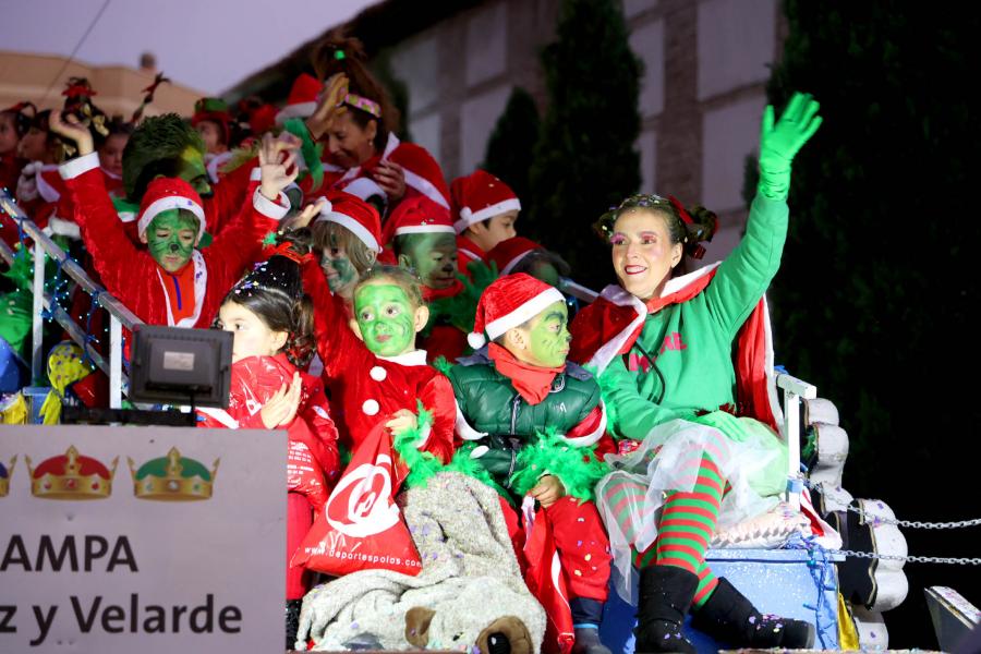 Cabalgata de Reyes 2023 - Imagen de los miembros de la carroza del AMPA del Colegio Daoiz y Velarde que participan en la cabalgata.
