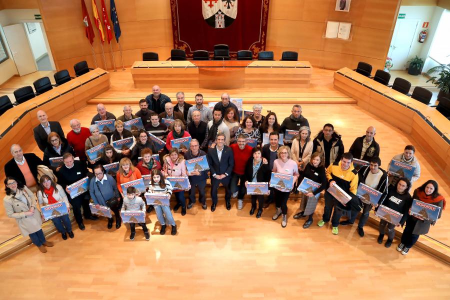 Entrega de Monopolys Campaña de Comercio Local (Mañana) - Imagen cenital de los ganadores del Monopolys de Alcobendas de la Campaña de Comercio Local en el salón de Plenos del Ayuntamiento.