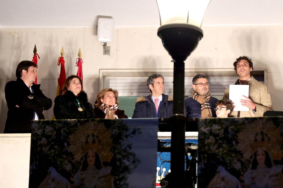 Pregón Fiestas Virgen de la Paz 2023 - Imagen de Tomás Páramo, pregonero de las fiestas, junto a la corporación municipal.
