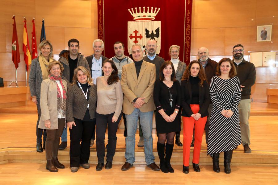 Presentación de los Proyectos de Cooperación 2023 - Posado de los responsables  de proyecto con el concejal José María Tovar.