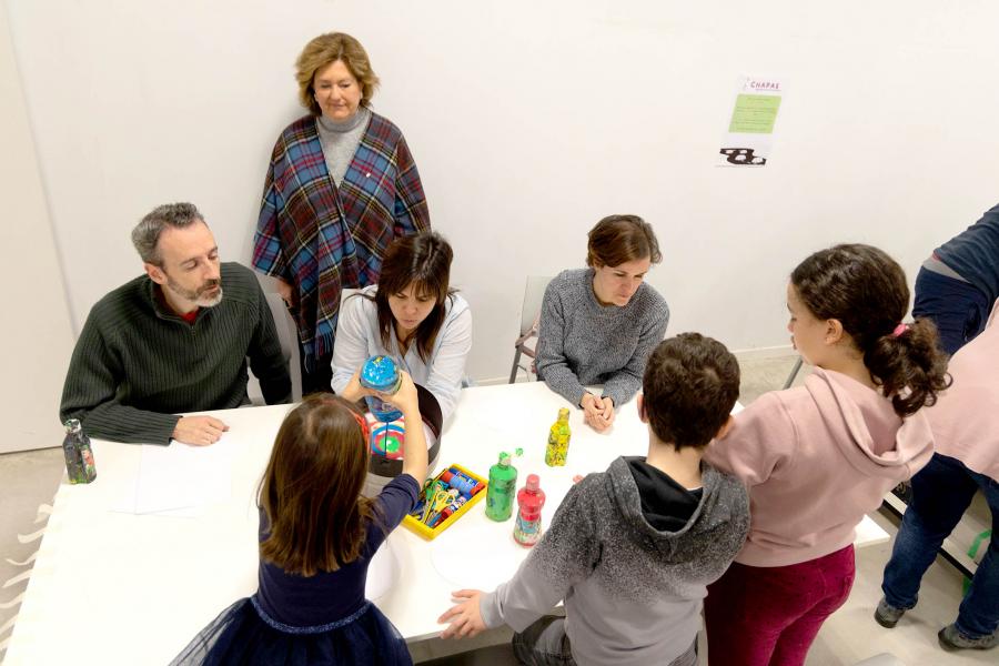 Niños pintando con educadores