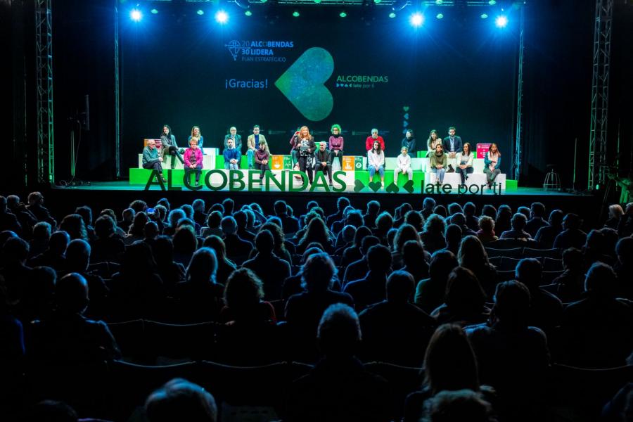 Presentación Plan Lidera 2030 - Imagen de un momento de presentación, todos los ponentes en el escenario del Centro Municipal La Esfera.