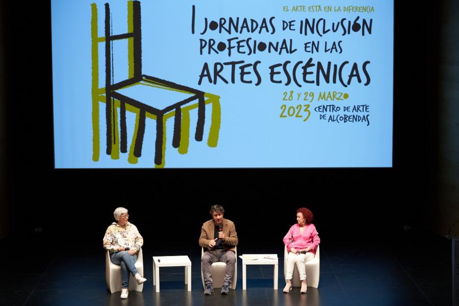 I Jornada de inclusión profesional en las artes escénicas en Alcobendas - Imagen lejana del escenario del Centro de Arte donde podemos ver a los componentes de la mesa redonda.