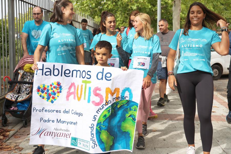 III Caminata por el Autismo - Rocío García, la alcaldesa,  lleva la pancarta junto a los participantes.