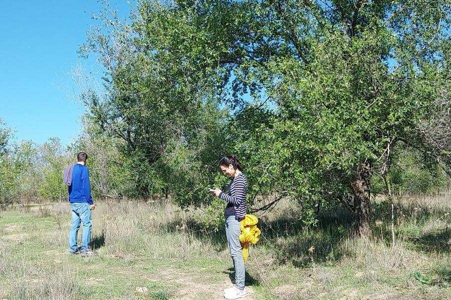 Geocaching en el Parque Forestal Fuente Lucha Nodo de Hábitats - Imagen de dos participantes en la ruta.        