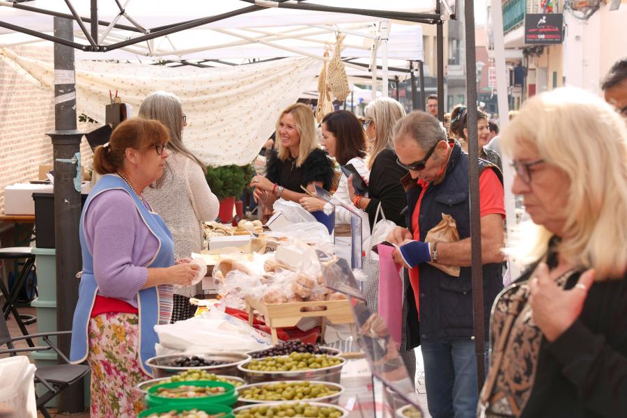 Feria de la gastronomía murciana 2023 - Imagen de alcaldesa Rocío García Alcántara durante su visita a uno de los distintos stands de la feria.
