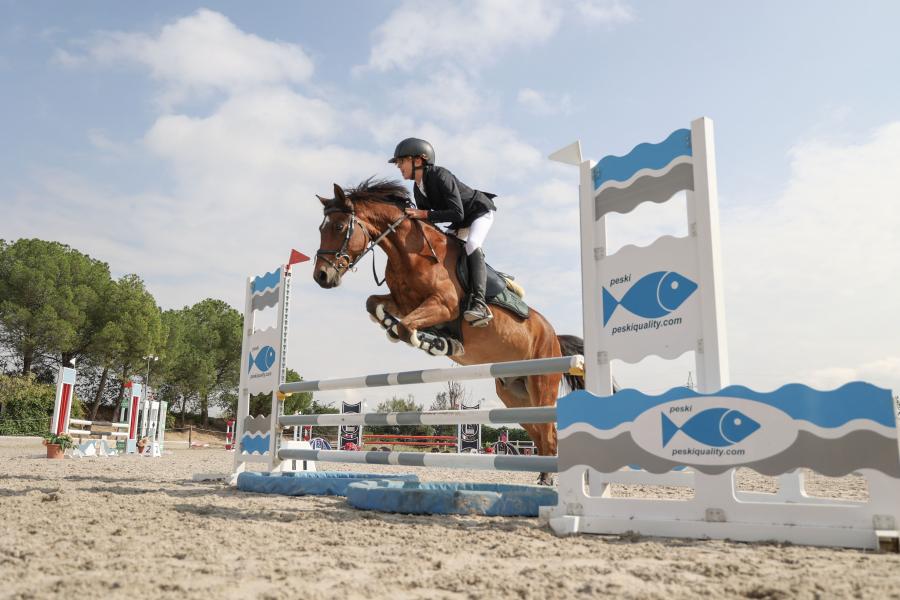 Trofeo Hípica La Moraleja 2023 - Imagen del momento de un salto por parte de uno de los participantes.