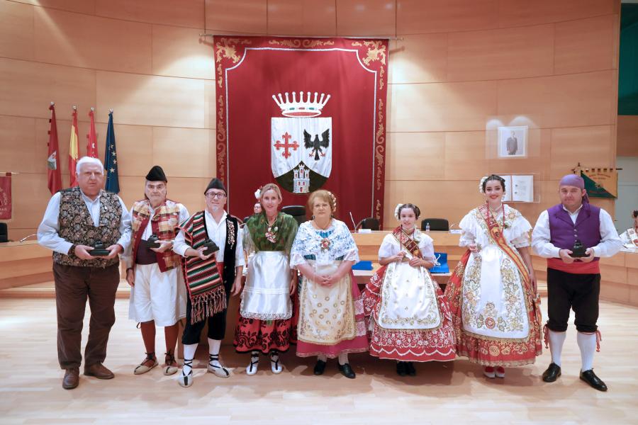 Recepción delegación Casas Regionales de Murcia - Posado de la alcaldesa  con el traje regional y la delegación murciana.