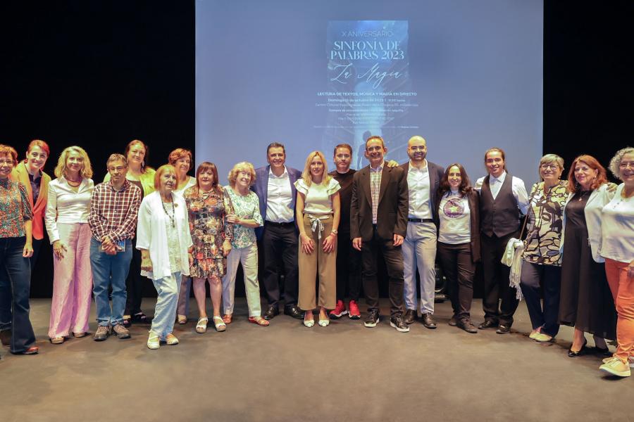 Presentación del libro Sinfonía de Palabras 2023 "La Magia" - Posado de los participantes con la alcaldesa Rocío García.