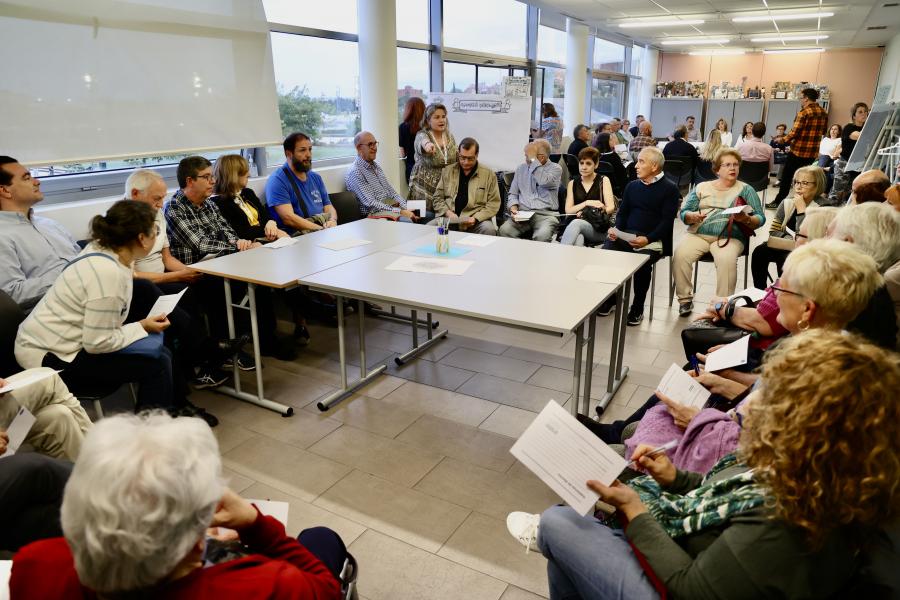 Asamblea del Distrito Norte - Imagen de un grupo numeroso de vecinos en la asamblea.