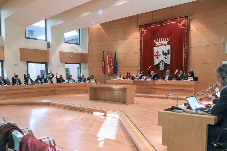Pleno Extraordinario Presupuestos 2024, concejales votando 