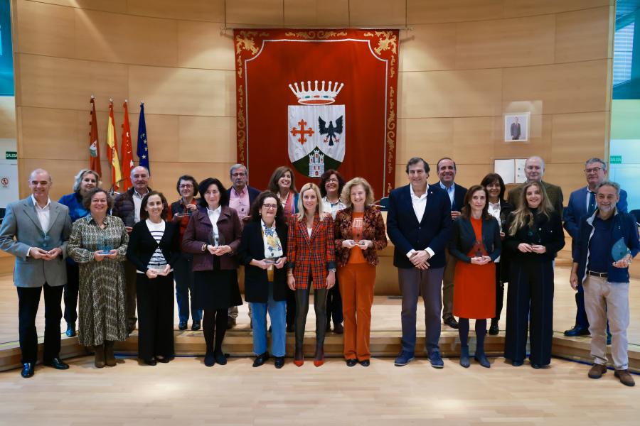 Homenaje a los maestros que se jubilan en 2023, foto de grupo en el pleno del ayntamiento