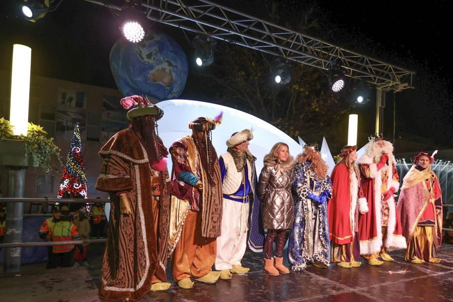 Cabalgata de los Reyes Magos 2024, reyes magos posando con la alcaldesa