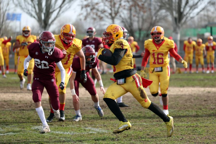 Partido de fútbol americano entre los Alcobendas Cavaliers y los Osos de Rivas, jugadores en el partido