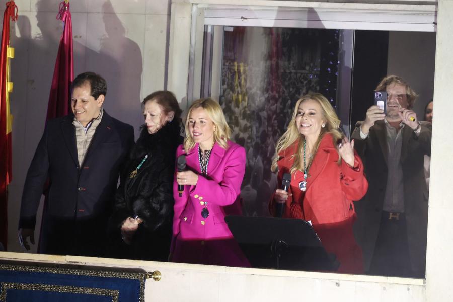 Pregón de las Fiestas de la Virgen de la Paz 2024, alcaldesa, concejales y Ana Obregón en el balcón del antiguo ayuntamiento