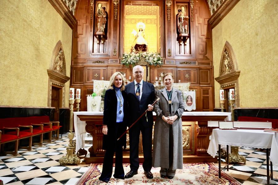 Entrega del bastón de mando al prioste mayor 2024, alcaldesa, prioste mayor y presidenta de la hermandad