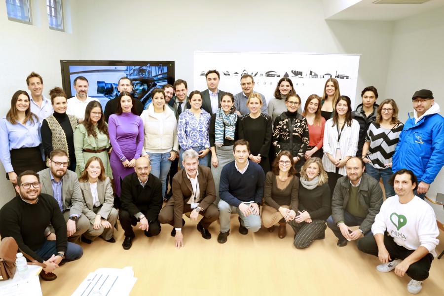Entrega de reconocimientos del "Programa Mentoring Empresarial 2023", foto grupal de todos los empresarios