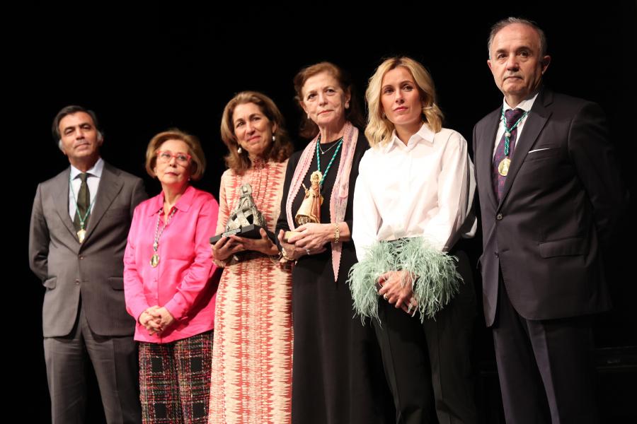 Entrega del XXXI Premio de la Paz a los Valores Humanos 2024, alcaldesa y resto de autoridades