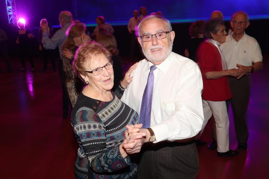 Baile de mayores por las Fiestas de la Virgen de la Paz 2024, pareja de mayores bailando