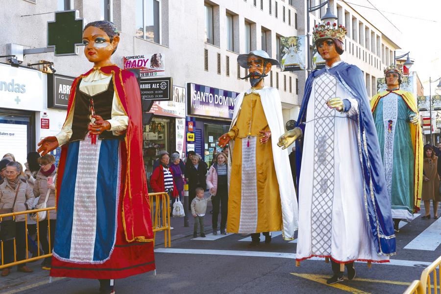 Pasacalles y degustación de migas 2024, gigantes y cabezudos por el distrito centro