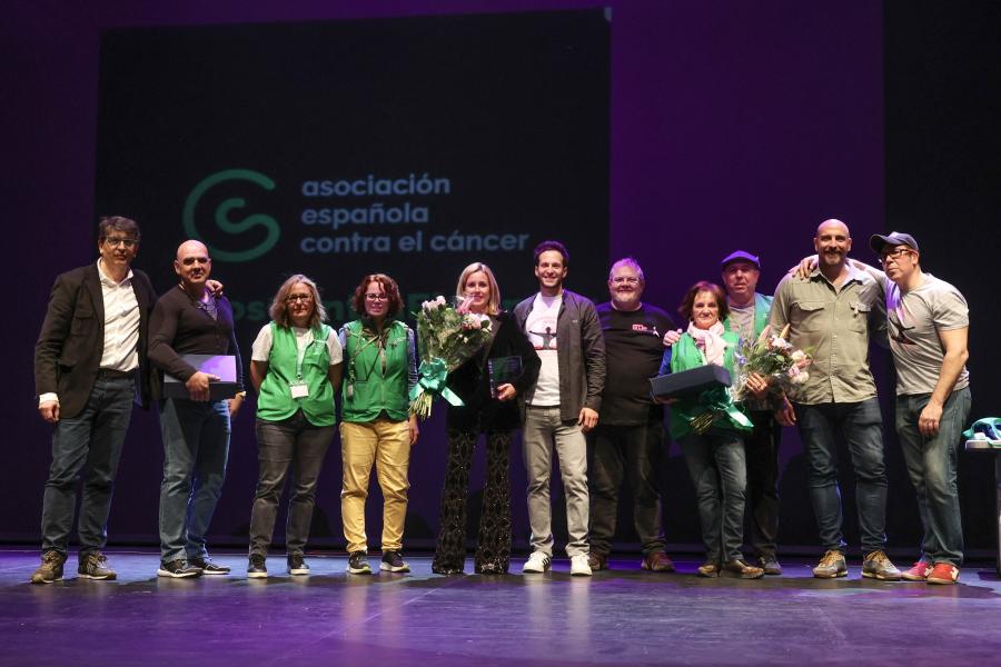 Festival benéfico "Día Mundial contra el Cáncer", alcaldesa y organizadores en el escenario