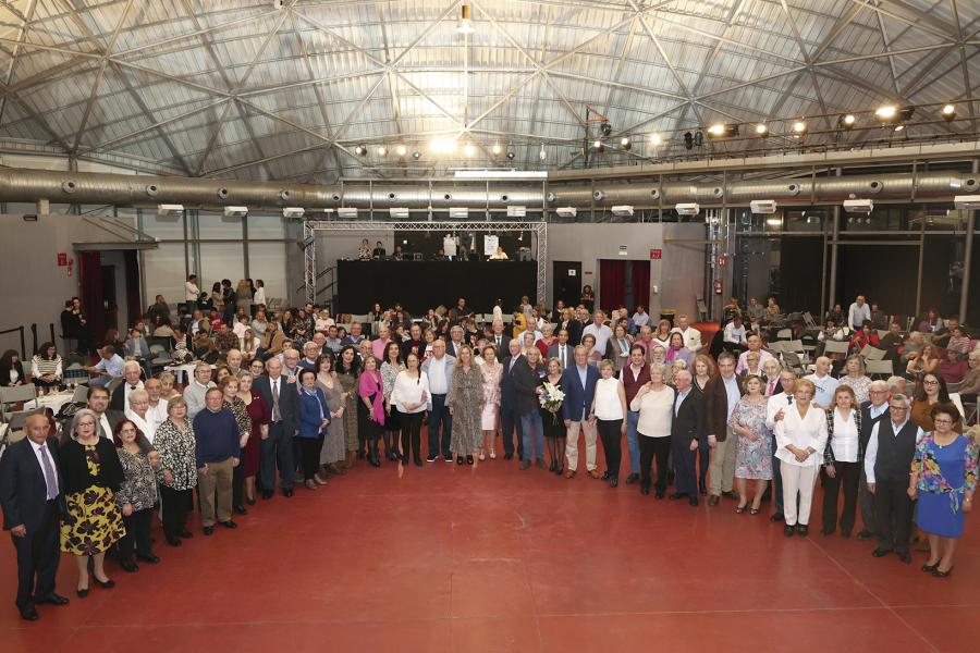 Gala Bodas de Oro 2024, foto grupal de todas las parejas homenajeadas