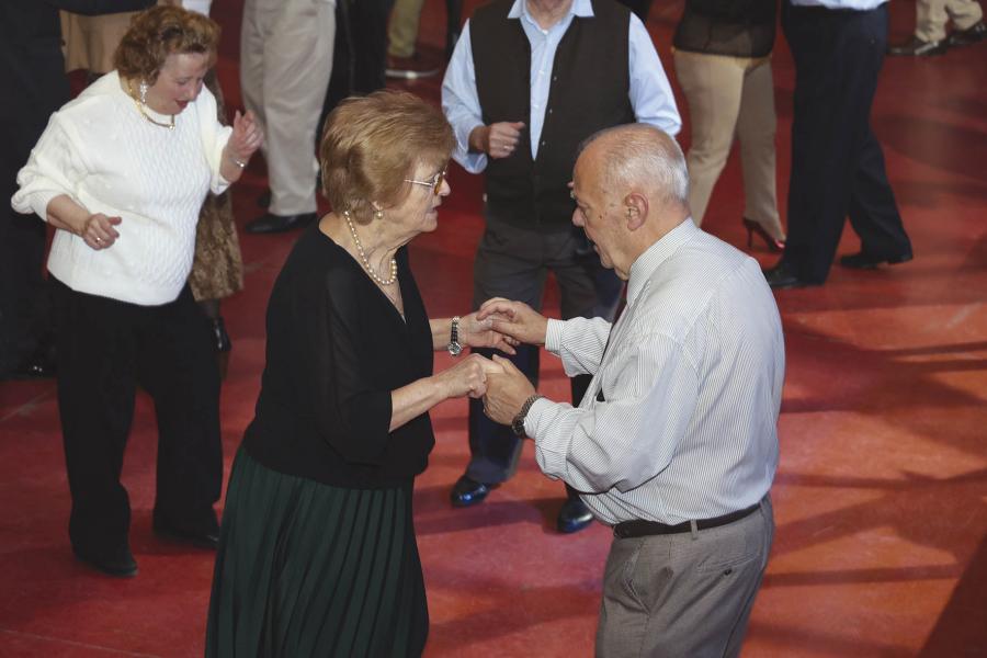 Gran Baile de San Valentín 2024, pareja de mayores bailando